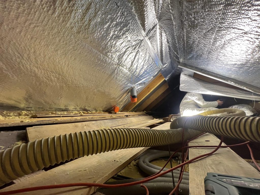 Wdmuchiwanie wełny poddasze